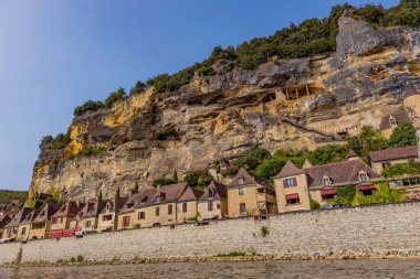 La Roc Gageac; Fransa: Fransa 'nın Dordogne bölgesindeki La Roc Gageac Ortaçağ nehir köyü