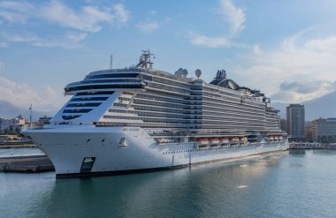 Palermo, Sicilya, İtalya: Palermo 'nun hareketli limanına büyük bir yolcu gemisi yanaştı