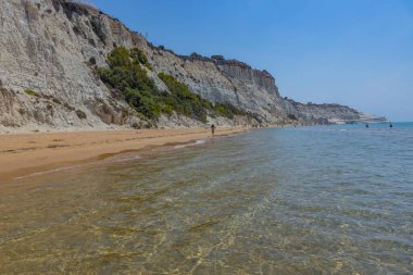 Sicilya, İtalya: İtalya 'nın Sicilya kentindeki Scala dei Turchi plajında (Türklerin Merdivenleri) insanlar