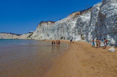 Sicilya, İtalya: İtalya 'nın Sicilya kentindeki Scala dei Turchi plajında (Türklerin Merdivenleri) insanlar