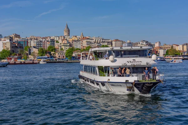 İstanbul, Türkiye: İstanbullar 'ın deniz cazibesini tarihi mimariyle harmanlayarak, ikonik Galata Kulesi yakınlarındaki tekneler denize açıldı.