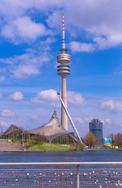 Münih, Almanya: Olimpiyat Parkı (Olympic Park), Olimpiyat Gölü (Olympic Lake) ve Olimpiyat Kulesi (Olympic Tower) Münih, Bavyera, Almanya, Avrupa