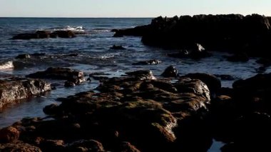 Praia da Gale, Algarve 'de desenli resif oluşumları ve yumuşak dalgaları olan gelgit kıyıları. Portekiz