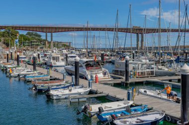 Ribadeo, İspanya: Marina Atlantik Okyanusu yakınlarında tekne ve yatlarla dolu. Galiçya, İspanya