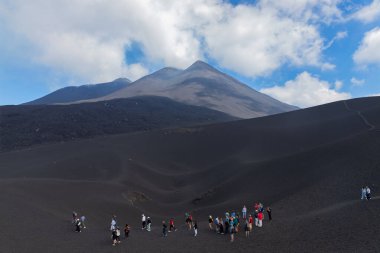 Etna Dağı, Catania, Sicilya, İtalya: Etna Dağı, Sicilya, İtalya 'da aktif volkan kraterinde yürüyen insanlar