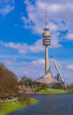 Münih, Almanya: Olimpiyat Parkı (Olympic Park), Olimpiyat Gölü (Olympic Lake) ve Olimpiyat Kulesi (Olympic Tower) Münih, Bavyera, Almanya, Avrupa