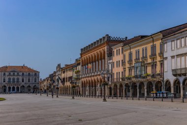 Padua, İtalya: Prato della Valle Meydanı, tarihi binalarla çevrili