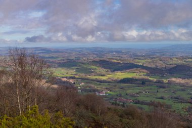 Camino de Invierno (Kış Yolu), Galiçya, İspanya boyunca yükselen görüş açısı manzarası.