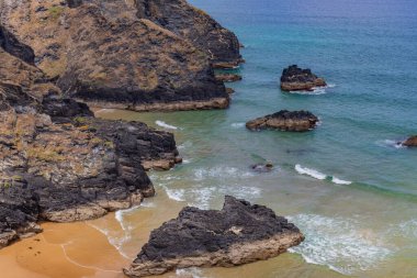 Praia do Cano Grande 'deki engebeli kayalık oluşumlar ve Atlantik suları Galiçya kıyı şeridi boyunca uzanır. Valdovino, İspanya