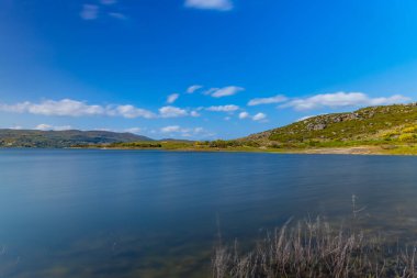 Barragem do Alto Rabagao ya da Pisoes Barajı, Montalegre, Portekiz tarafından oluşturulan yapay gölde uzun bir yolculuk.