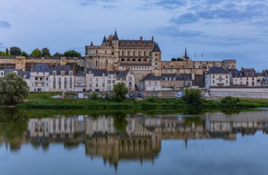 Amboise, Fransa: Amboise Kalesi 'nin resimli manzarası; Fransa' nın Amboise kentinde tarihi bir kale; Loire Nehri 'ne bakan.