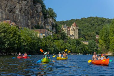La Roque-Gageac, Dordogne, Fransa: La Roque-Gageac, Aquitaine, Fransa 'da Dordogne nehrinde kano gezisi