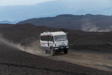 Etna Dağı, Catania Dağı, Sicilya, İtalya: Etna Dağı 'nın zirvesinde tur otobüsü, turistleri Etna Dağı, Sicilya, İtalya' daki Etna Dağı 'ndaki 2900 metrede güneydoğu kraterinin eteklerine götürüyor.
