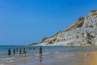 Sicilya, İtalya: İtalya 'nın Sicilya kentindeki Scala dei Turchi plajında (Türklerin Merdivenleri) insanlar