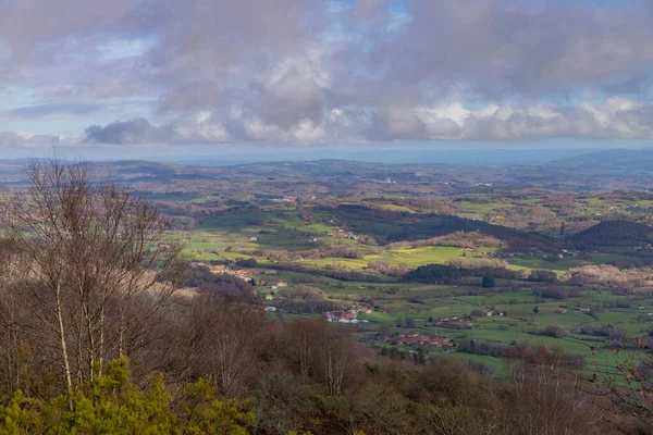 Camino de Invierno (Kış Yolu), Galiçya, İspanya boyunca yükselen görüş açısı manzarası.