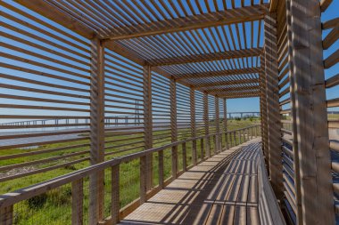Lizbon ve Parque das Nacoes yakınlarındaki Loures 'te tahta tahta kaldırım Vasco da Gama Köprüsü ve Tagus Nehri manzaralı..