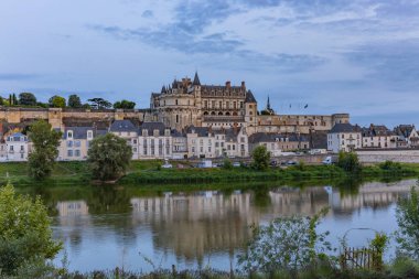 Amboise, Fransa: Amboise Kalesi 'nin resimli manzarası; Fransa' nın Amboise kentinde tarihi bir kale; Loire Nehri 'ne bakan.