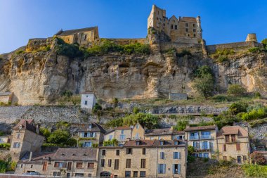 Beynac-et-Cazenac, France: The Beynac castle from the river Dordogne. Beynac et Cazenac, Nouvelle Aquitaine, France