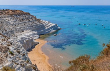 Sicilya, İtalya: İtalya 'nın Sicilya kentindeki Scala dei Turchi plajında (Türklerin Merdivenleri) bazı insanlar