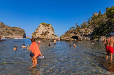 Taormina, İtalya: Arkadaki Isola Bella adası ile Taormina sahilinde yaşayan insanlar. Sicilya, İtalya