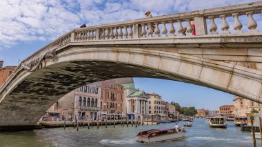 Venedik, İtalya: Ponte dei Scalzi, Büyük Kanal 'ın üzerinde kayıklar geçerken,