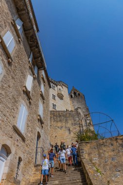 Rocamadour, Fransa: Rocamadour 'un ortaçağ merkezinde yürüyen turistler. Fransa