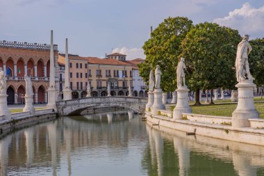Padova, İtalya - İtalya Veneto, Padova 'da Prato della Valle' de heykelleri olan kanalın manzarası