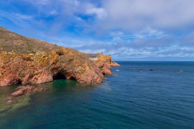 Berlenga Adası, Portekiz: Kayalık kayalıklarla kıyı manzarası ve Berlenga Adası, Peniche, Portekiz 'deki berrak mavi su