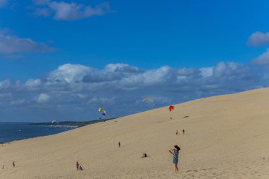 Pilat, Fransa 'nın Kumulu: Pilat, Arcachon Havzası, Nouvelle Aquitaine, Fransa' da insanlar yamaç paraşütü yapıyor.
