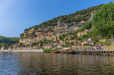La Roc Gageac; Fransa: Fransa 'nın Dordogne bölgesindeki La Roc Gageac Ortaçağ nehir köyü