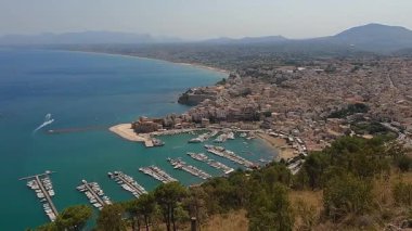 Castellammare del Golfo, Sicilya: Belvedere 'den limana, marinaya ve kaleye bakan panoramik kıyı manzarası. İtalya