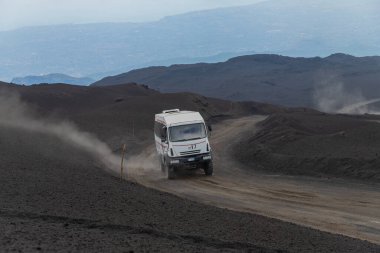 Etna Dağı, Catania Dağı, Sicilya, İtalya: Etna Dağı 'nın zirvesinde tur otobüsü, turistleri Etna Dağı, Sicilya, İtalya' daki Etna Dağı 'ndaki 2900 metrede güneydoğu kraterinin eteklerine götürüyor.