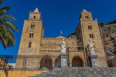 Sicilya, İtalya: İkiz kuleleri ve Norman mimarisi olan Cefalu Katedrali