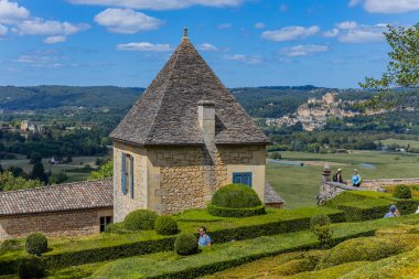 Dordogne, Fransa: Fransa 'nın Dordogne bölgesindeki Jardins de Marqueyssac bahçesinde tespih kuşu