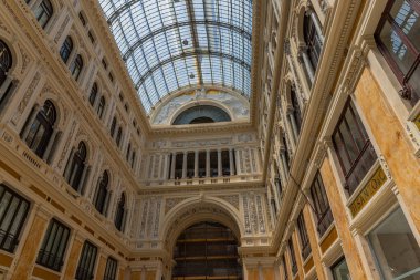Napoli, İtalya: Napoli, İtalya 'daki alışveriş galerisi Umberto. Napoli tarihi şehir merkezi Avrupa 'nın en büyük kentidir ve UNESCO tarafından bir Dünya Mirası Alanı olarak listelenmiştir.
