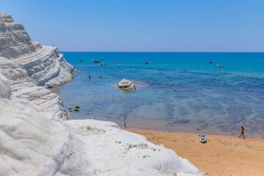 Sicilya, İtalya: İtalya 'nın Sicilya kentindeki Scala dei Turchi plajında (Türklerin Merdivenleri) bazı insanlar