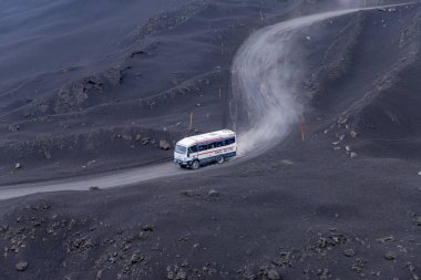 Etna Dağı, Catania Dağı, Sicilya, İtalya: Etna Dağı 'nın zirvesinde tur otobüsü, turistleri Etna Dağı, Sicilya, İtalya' daki Etna Dağı 'ndaki 2900 metrede güneydoğu kraterinin eteklerine götürüyor.