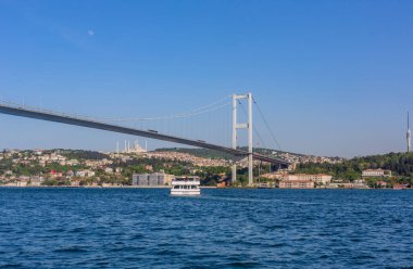 İstanbul, Türkiye: 15 Temmuz Şehitler Köprüsü asma köprüsünün altından bir tekne geçiyor