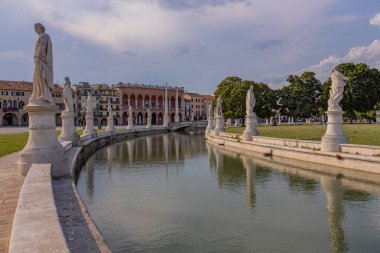 Padova, İtalya. İtalya, Veneto, Padova 'daki Prato della Valle' de heykelleri olan kanal manzarası