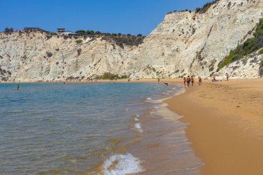 Sicilya, İtalya: İtalya 'nın Sicilya kentindeki Scala dei Turchi plajında (Türklerin Merdivenleri) insanlar