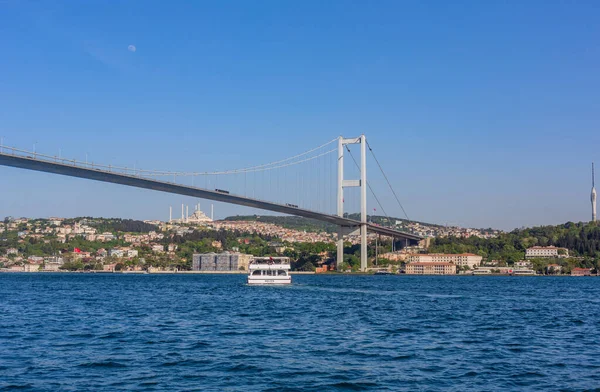 İstanbul, Türkiye: 15 Temmuz Şehitler Köprüsü asma köprüsünün altından bir tekne geçiyor