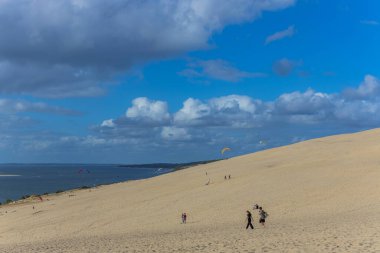 Pilat Kum tepesi, Fransa: Avrupa 'nın en uzun kum tepesi olan Pilat Kumulundaki İnsanlar. La Teste-de-Buch, Arcachon Körfezi, Aquitaine, Fransa