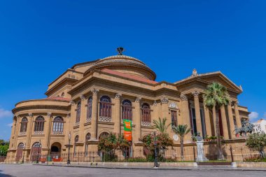 Palermo, İtalya: Teatro (tiyatro) Massimo Vittorio Emanuele Palermo, Sicilya 'da, neoklasik sütunlar, aslan heykelleri ve palmiye ağaçları ile
