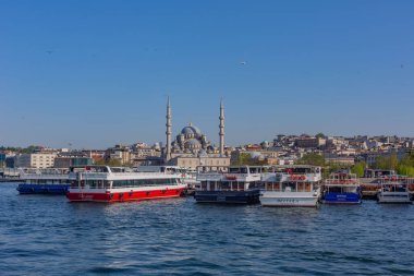 İstanbul, Türkiye: Eminonu 'daki ikonik Yeni Cami yakınlarındaki liman hattı