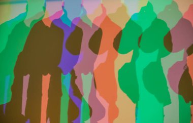 Renkli gölgeler, RGB aydınlatması boyunca duvara vurularak soyut ve sanatsal bir etkileşim yaratıyor insan siluetleri ve üst üste binen ışık.