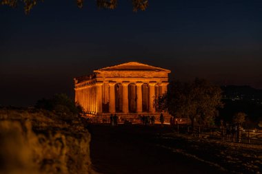 Sicilya, İtalya: Sicilya 'daki Agrigento, Sicilya' daki Tapınak Tapınağı. Gece aydınlatması. Sicilya, İtalya