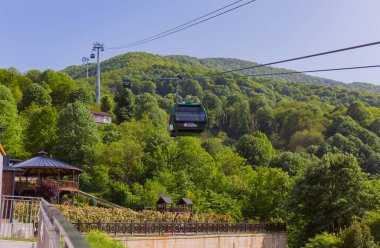 Kartepe, Türkiye: Türkiye 'nin Kartepe kentindeki orman tepelerinde teleferikler kayıyor