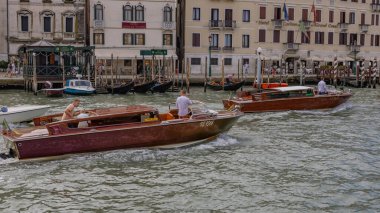 Venedik, İtalya: Güneşli bir Venedik gününde, Büyük Kanal boyunca bir yolcu gemisi seyahat ediyor.