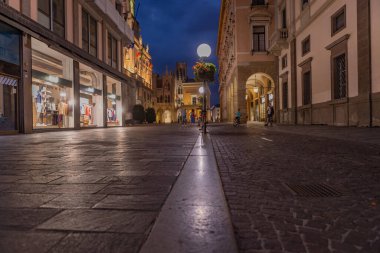 Padua, İtalya: Padua 'da sakin bir yaz gecesi insanlar kaldırım taşları üzerinde yürüyor