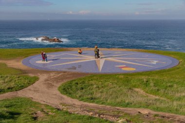 La Coruna, İspanya: Herkül Kulesi yakınlarındaki büyük bir pusula gülü içeren kıyı manzarası